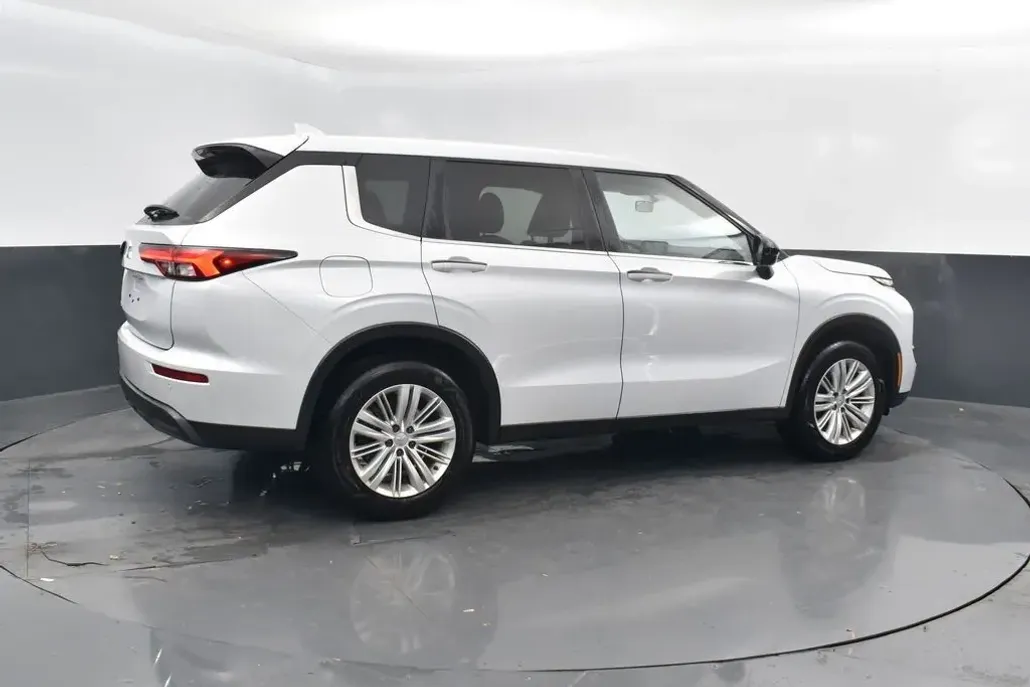 2024 Mitsubishi Outlander ES photo 1