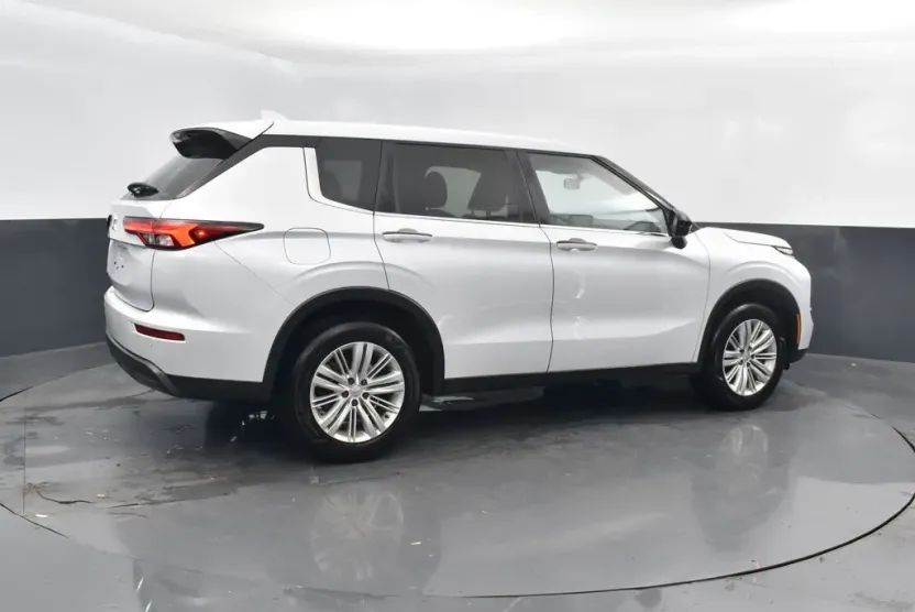 2024 Mitsubishi Outlander ES photo 1