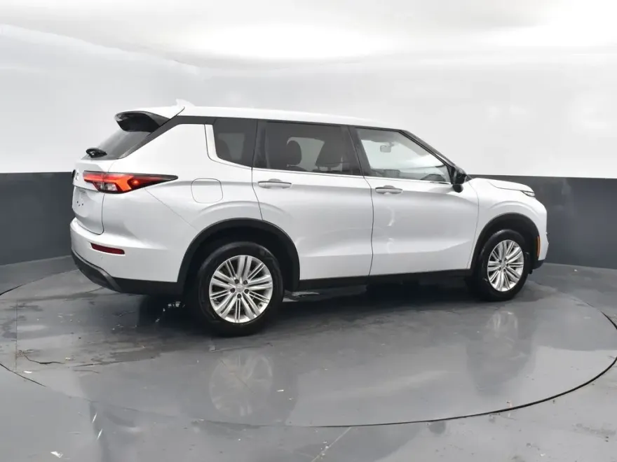 2024 Mitsubishi Outlander ES photo 1