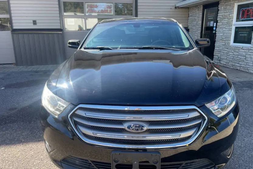 2016 Ford Taurus SEL photo 1