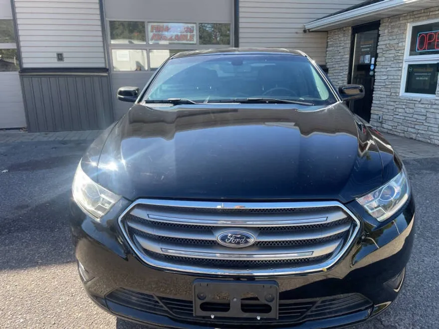 2016 Ford Taurus SEL photo 1