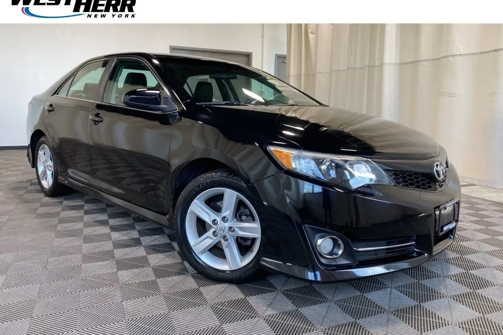2013 Toyota Camry SE photo 1