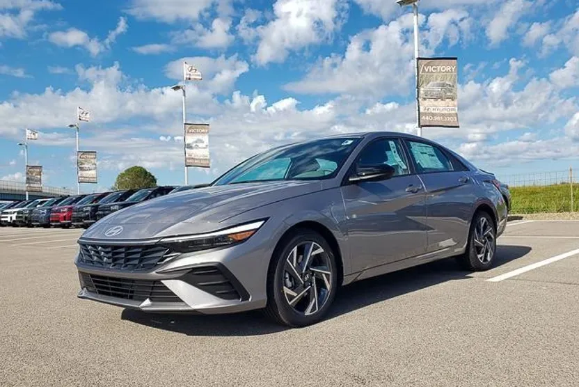 2025 Hyundai Elantra SEL Sport photo 1