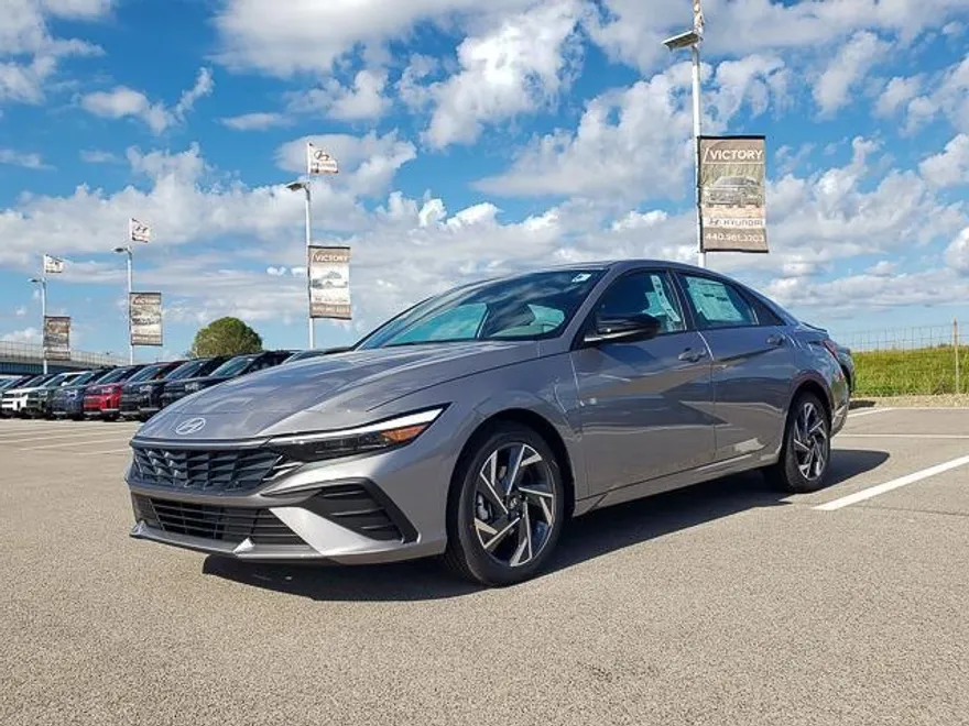 2025 Hyundai Elantra SEL Sport photo 1