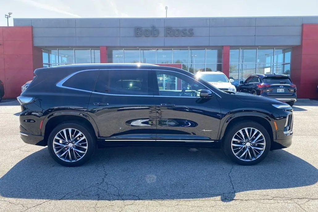 2025 Buick Enclave Avenir photo 1