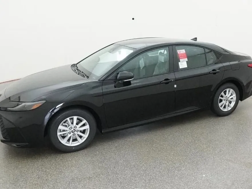 2025 Toyota Camry LE photo 1