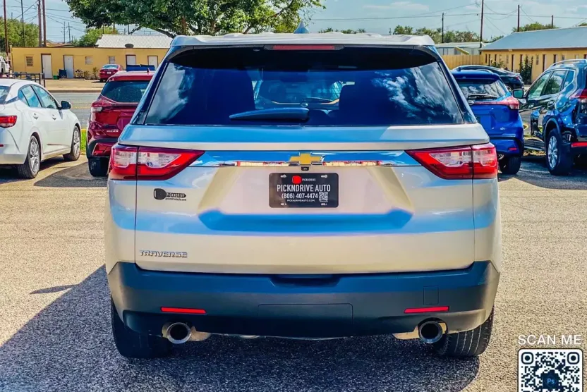 2021 Chevrolet Traverse LS photo 1