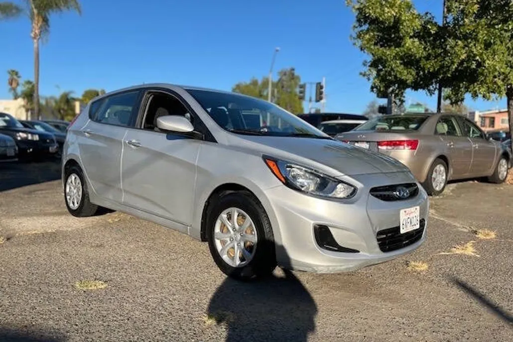 2012 Hyundai Accent GS photo 1