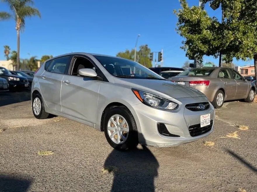 2012 Hyundai Accent GS photo 1