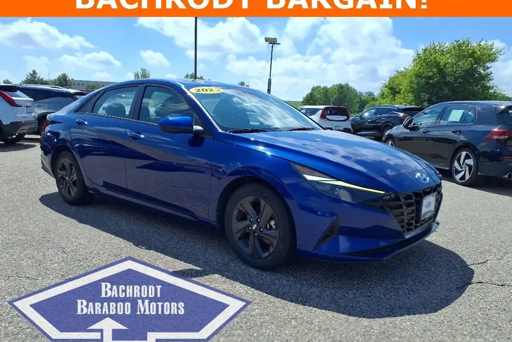 2023 Hyundai Elantra SEL photo 1