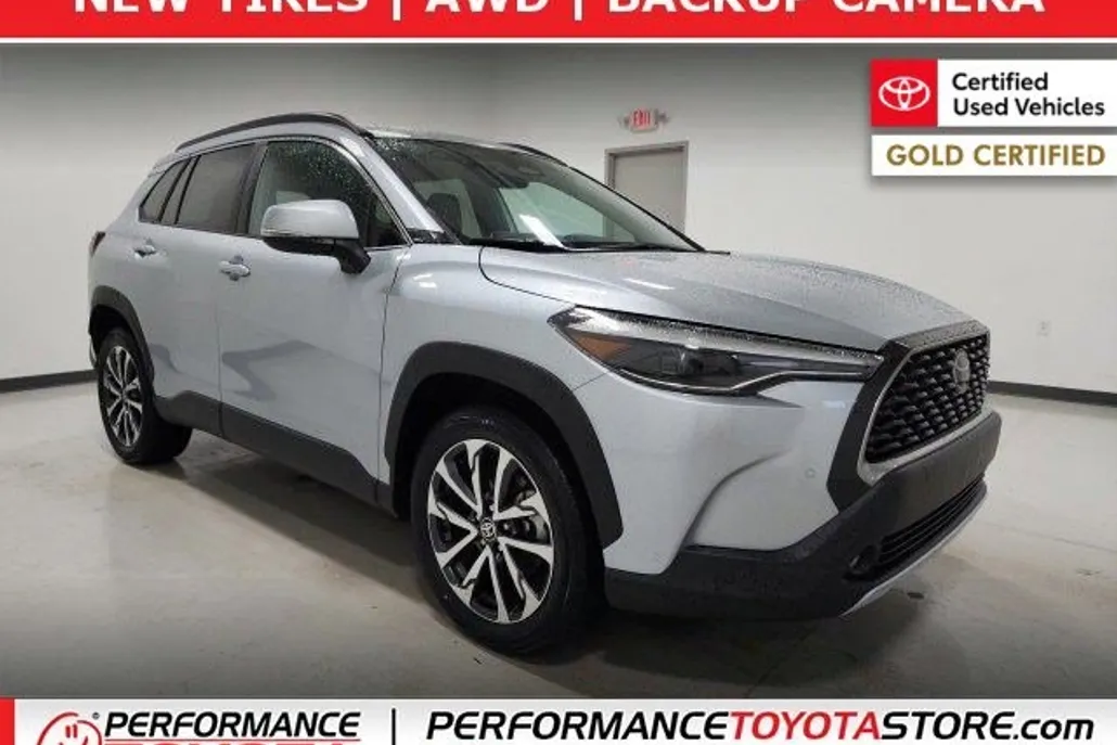 2023 Toyota Corolla Cross XLE photo 1