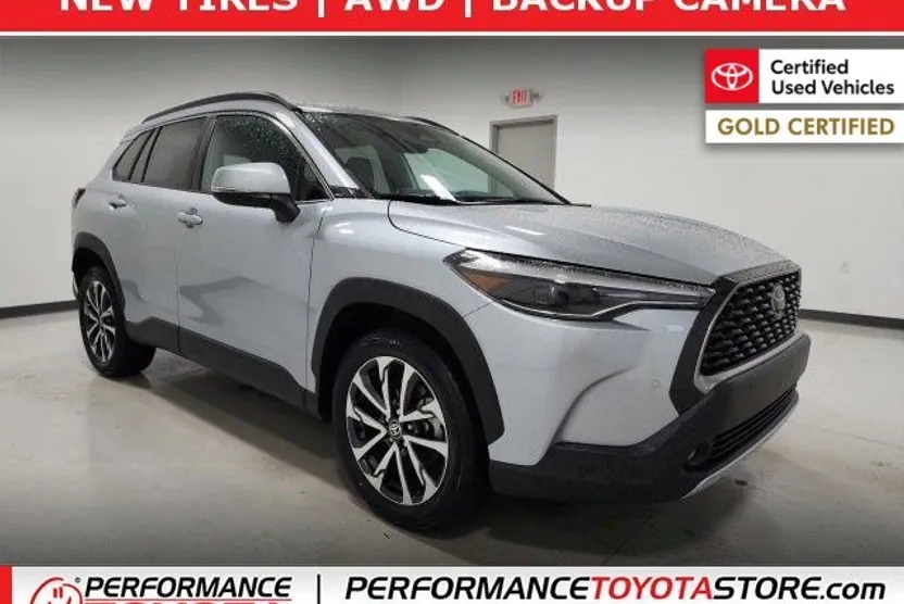 2023 Toyota Corolla Cross XLE photo 1