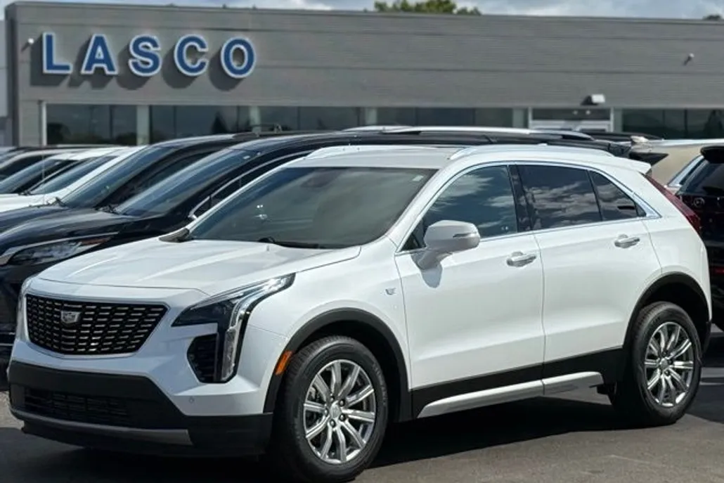 2023 Cadillac XT4 Premium Luxury photo 1