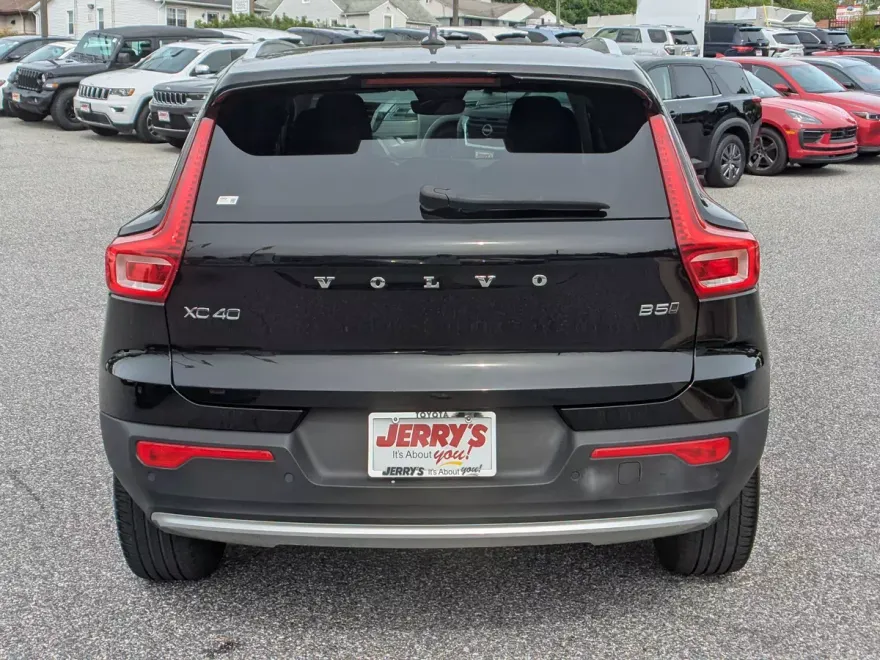2023 Volvo XC40 Plus photo 1