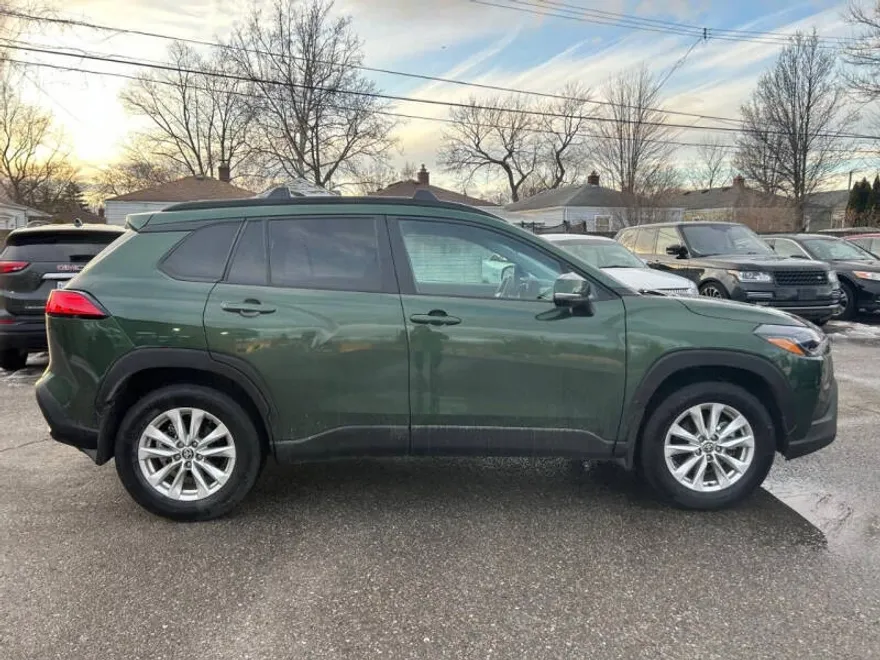 2023 Toyota Corolla Cross LE photo 1