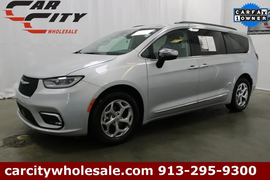 2023 Chrysler Pacifica Limited photo 1