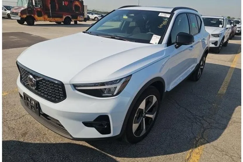 2025 Volvo XC40 Plus photo 1