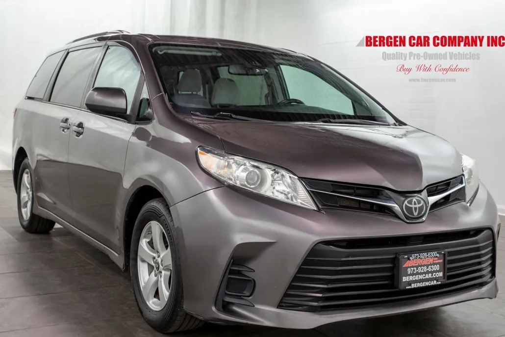 2020 Toyota Sienna LE photo 1