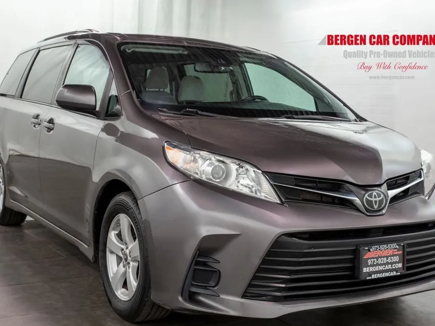 2020 Toyota Sienna LE photo 1