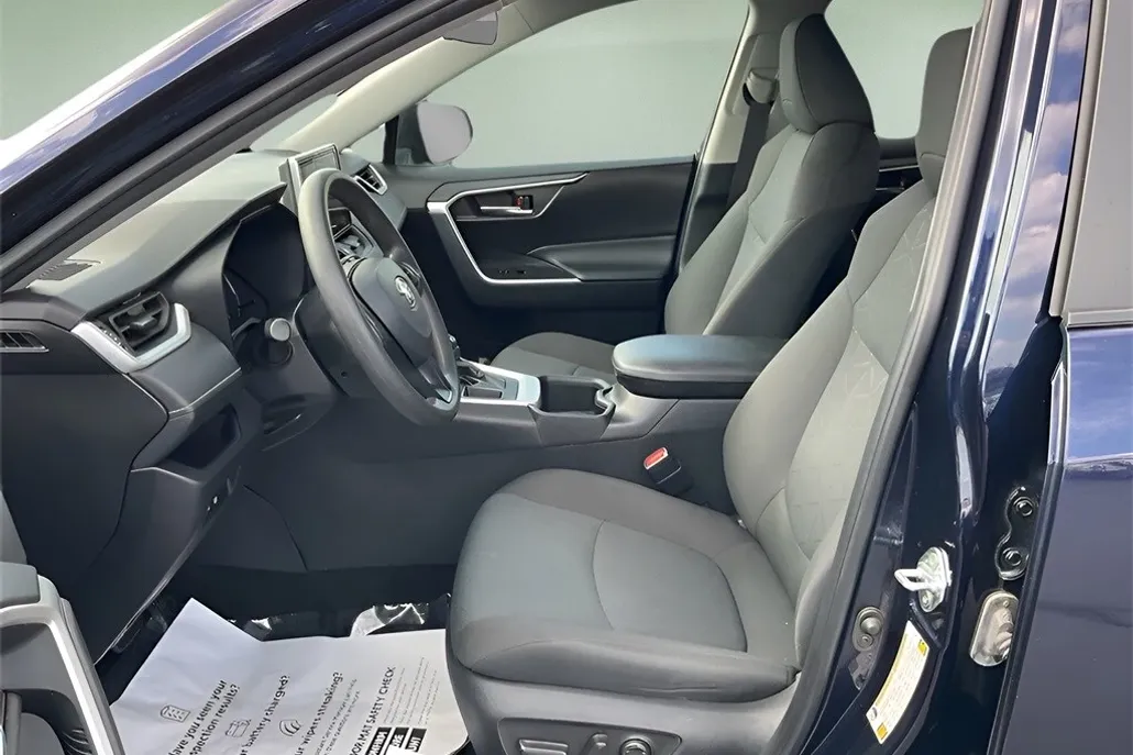 2024 Toyota RAV4 XLE photo 1
