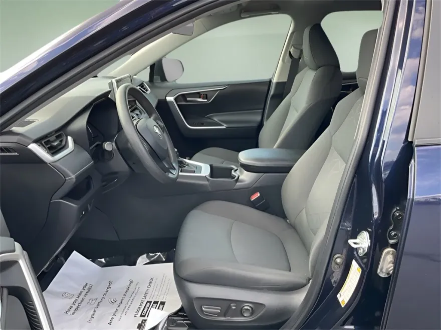 2024 Toyota RAV4 XLE photo 1