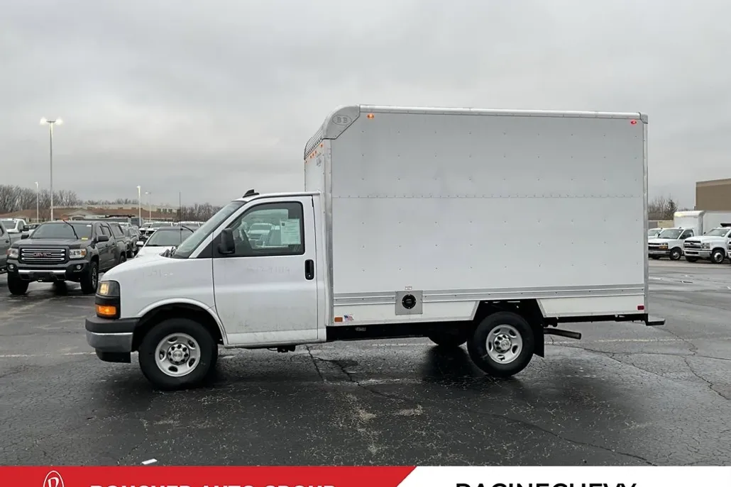 2024 Chevrolet Express Cutaway 3500 photo 1