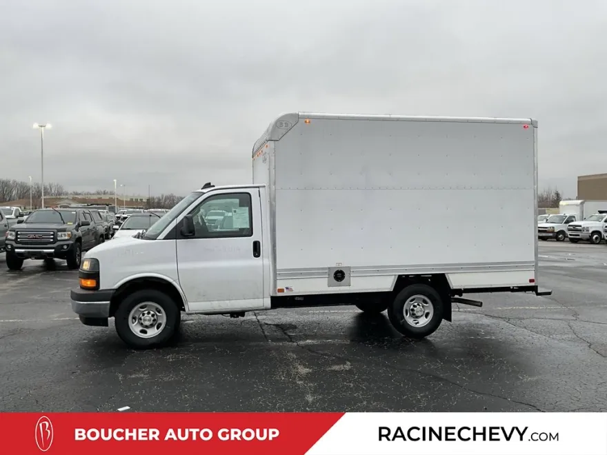 2024 Chevrolet Express Cutaway 3500 photo 1