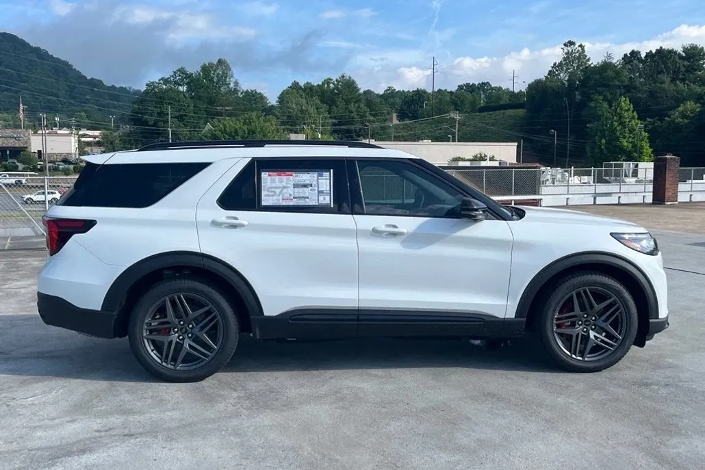 2025 Ford Explorer ST photo 1