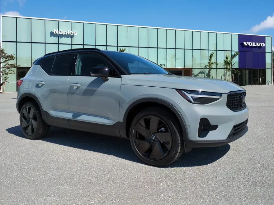 2026 Volvo XC40 photo 1