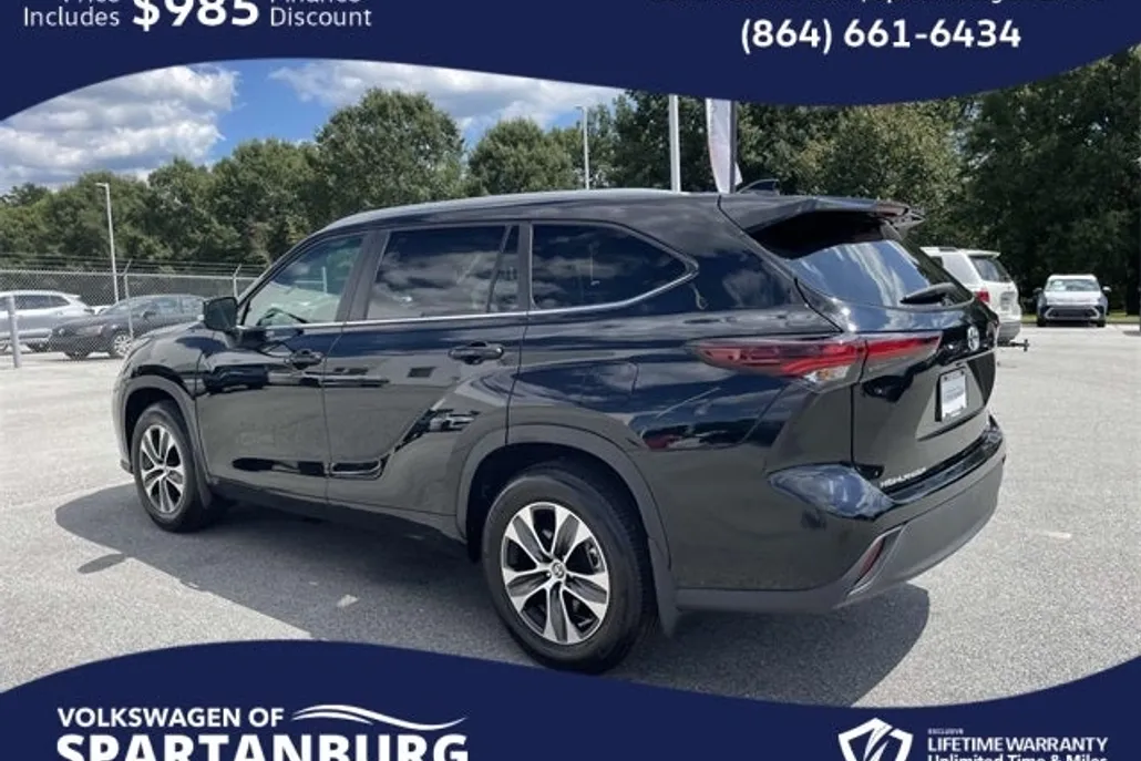 2024 Toyota Highlander LE photo 1