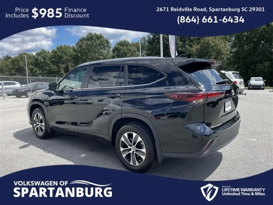 2024 Toyota Highlander LE photo 1