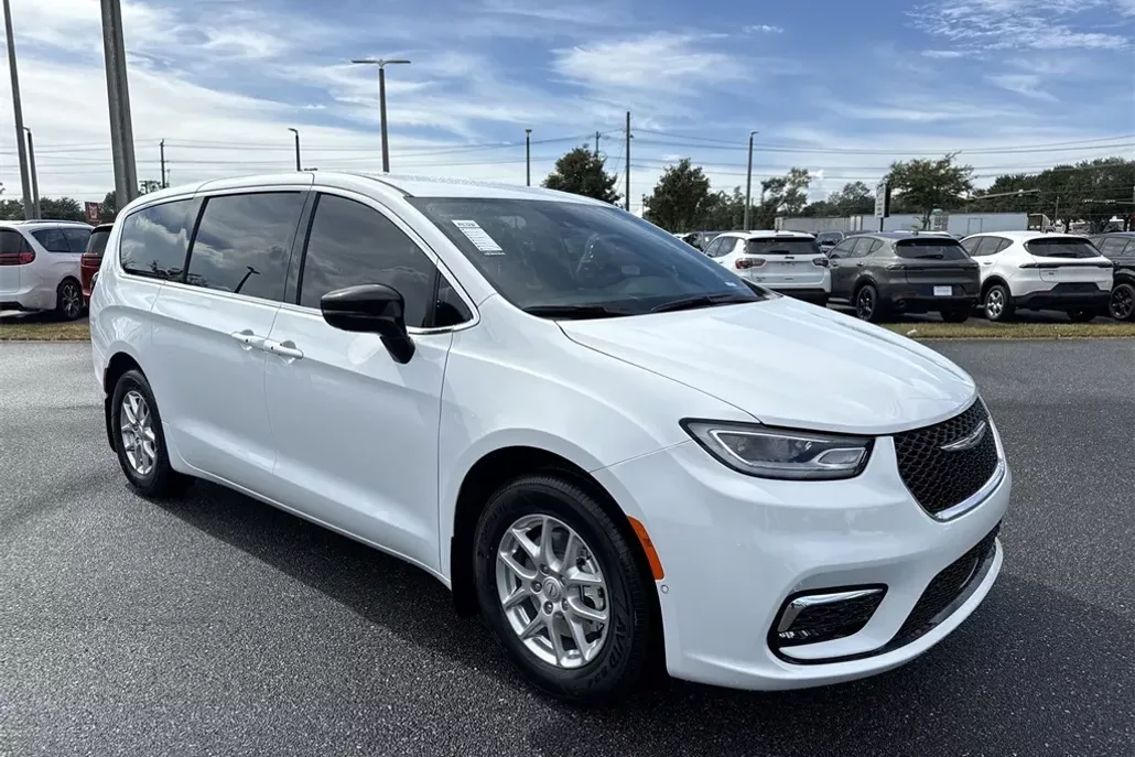 2026 Chrysler Pacifica photo 1