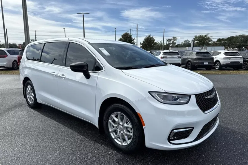 2026 Chrysler Pacifica photo 1