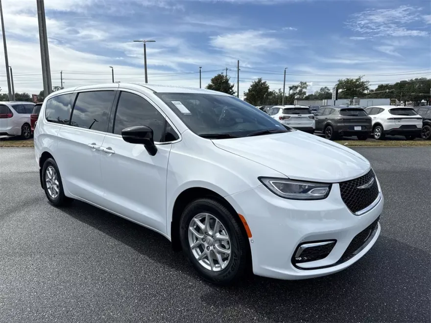 2026 Chrysler Pacifica photo 1