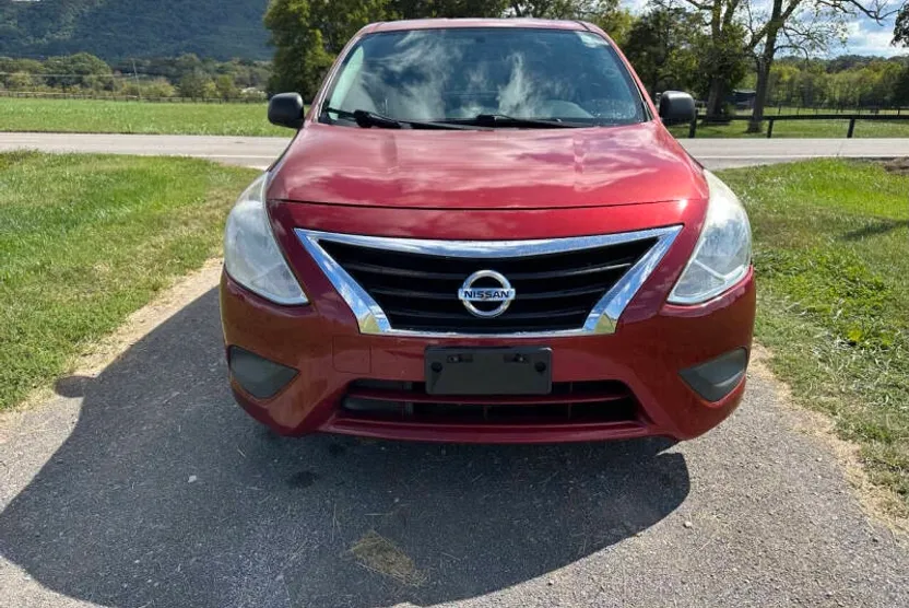 2015 Nissan Versa 1.6 Plus photo 1