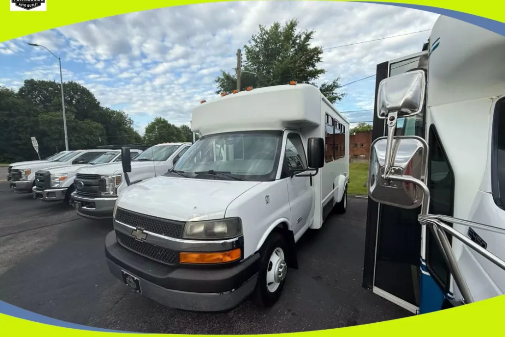 2013 Chevrolet Express Cutaway Van photo 1
