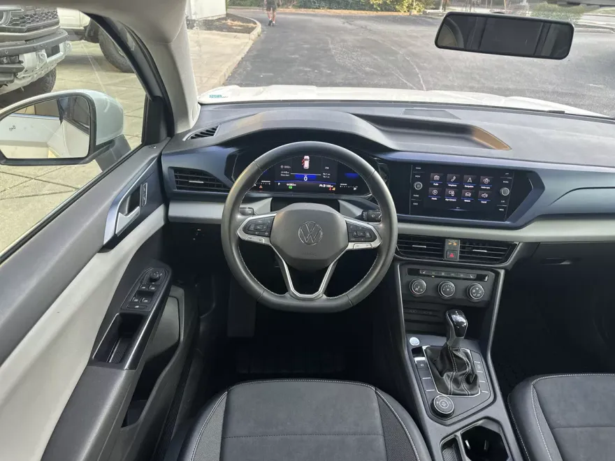 2022 Volkswagen Taos SE photo 1