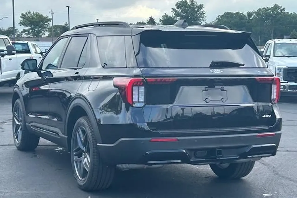 2025 Ford Explorer ST-Line photo 1