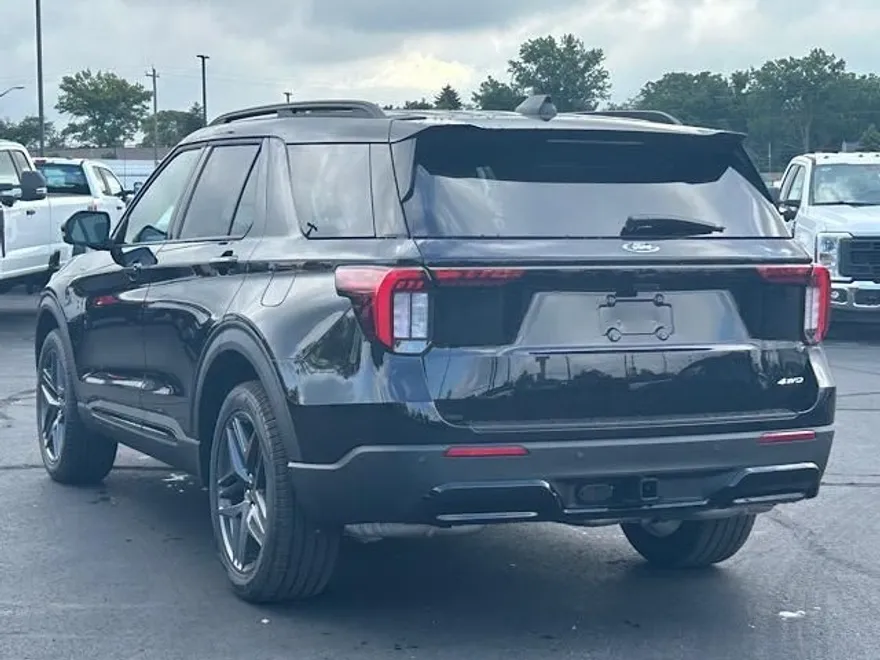 2025 Ford Explorer ST-Line photo 1