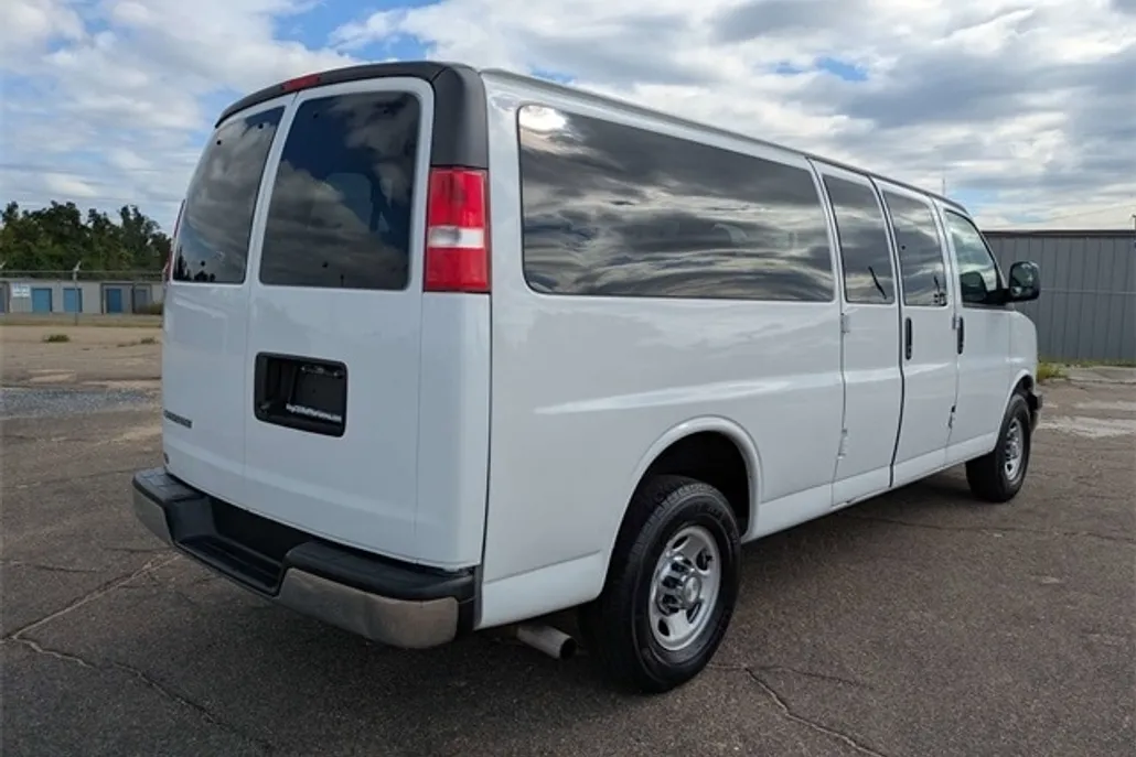 2020 Chevrolet Express 3500 LT Passenger Van photo 1
