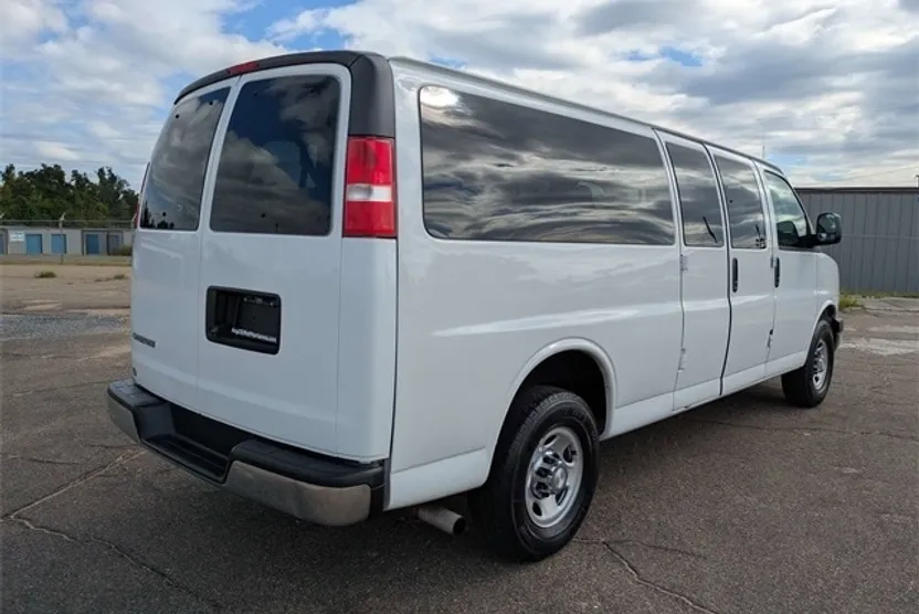 2020 Chevrolet Express 3500 LT Passenger Van photo 1