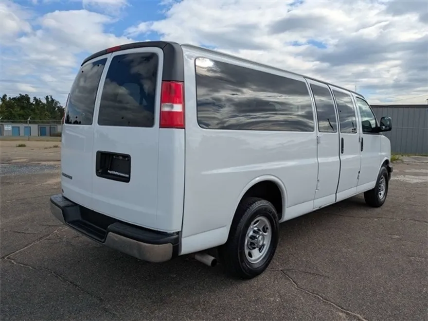 2020 Chevrolet Express 3500 LT Passenger Van photo 1
