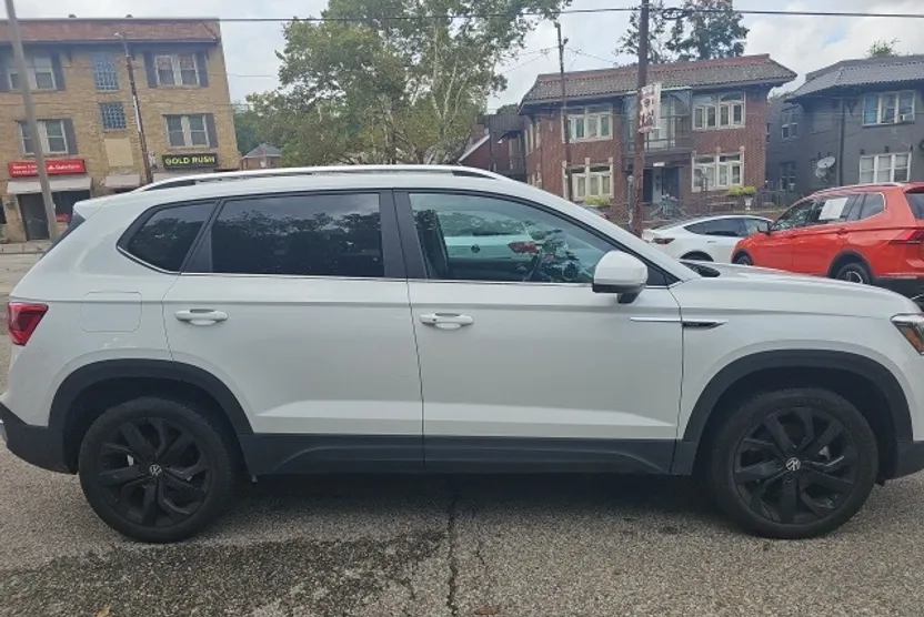 2023 Volkswagen Taos SE photo 1