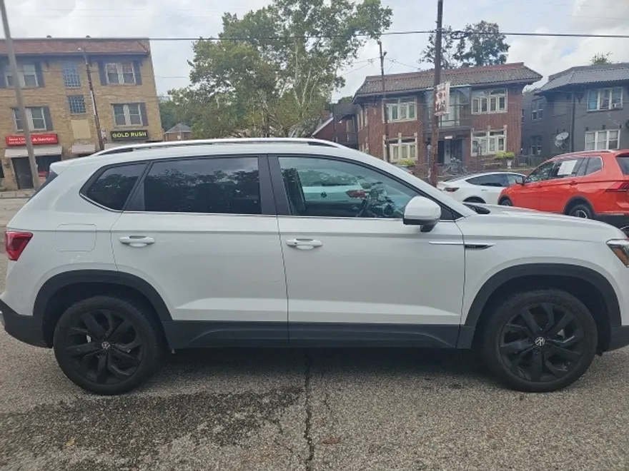 2023 Volkswagen Taos SE photo 1