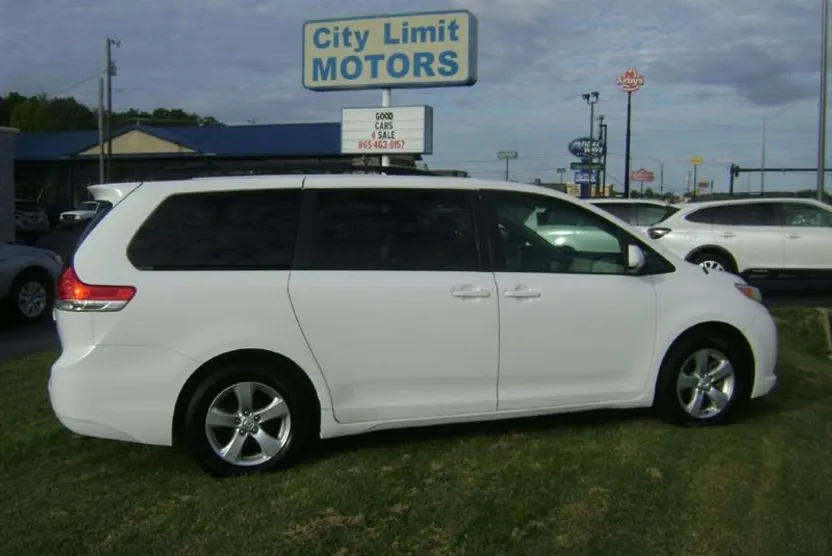 2014 Toyota Sienna LE photo 1