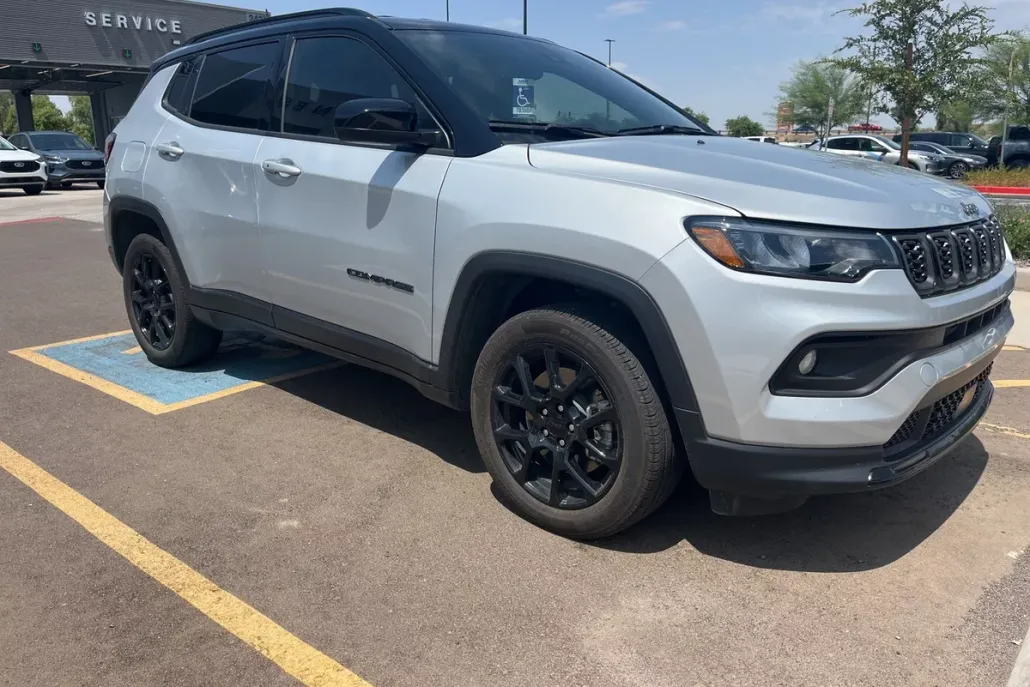 2024 Jeep Compass Latitude photo 1