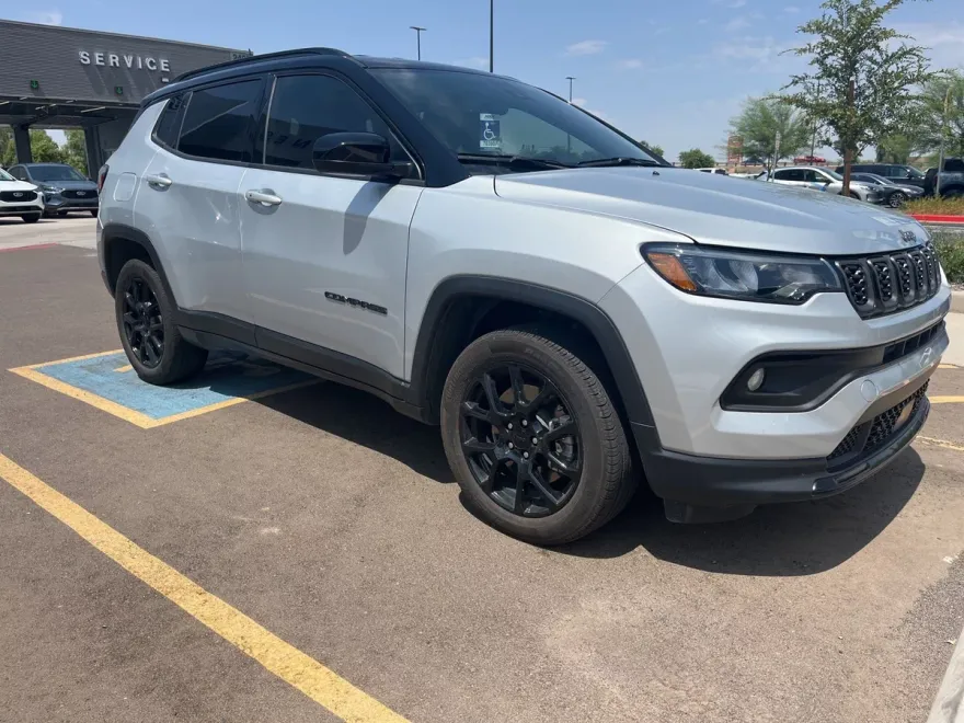 2024 Jeep Compass Latitude photo 1