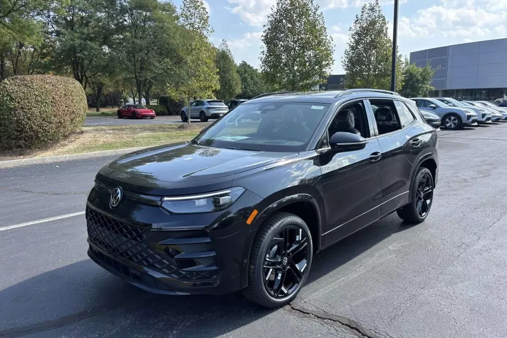 2025 Volkswagen Tiguan SE R-Line Black photo 1