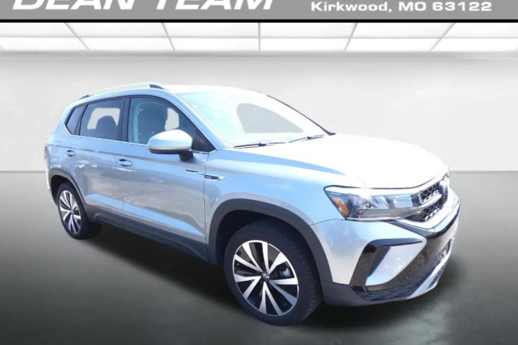 2024 Volkswagen Taos SE photo 1
