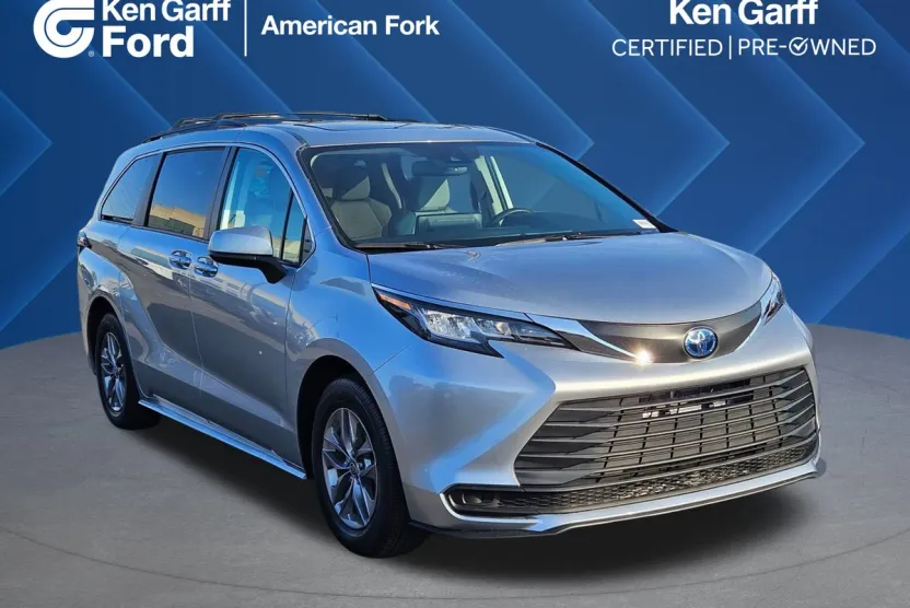 2023 Toyota Sienna LE photo 1
